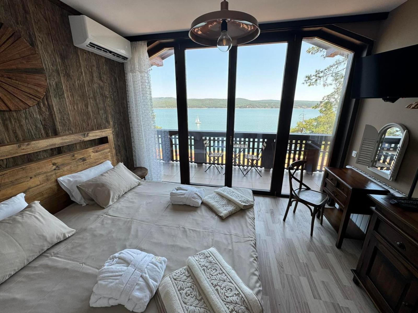 Villa Iskar Lake Residence By Bookvillabg Shtarkelovo Gnezdo Buitenkant foto